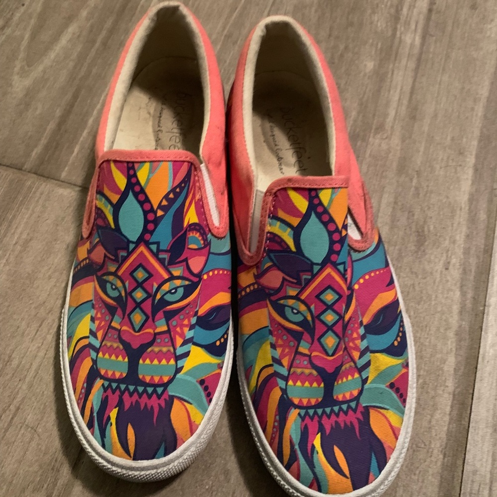 Bucket feet Lion Slipons sz 7